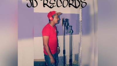 Javier Velásquez (29) tuvo desde los cinco años Velásquez inclinación hacia la música.