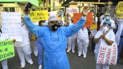 A las 6:00 am inició la protesta de enfermeras y doctores en las afueras del Seguro Social sampedrano.