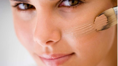 Al aplicar la base se recomienda hacerlo con brochas, esponjas o los dedos, siempre que estén desinfectados.