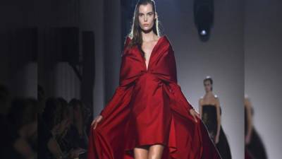 Giambattista propone elegantes vestidos escotados.AFP