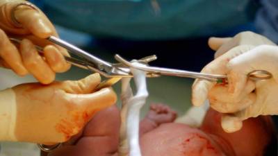 El bebé habría recibido dos puntadas, sin que se reportaran daños mayores que pusieran en peligro sus genitales.