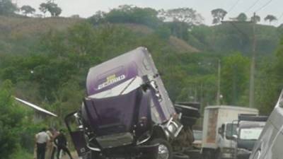 El tráiler quedó en medio de la carretera entre Esquipulas y Chiquimula.