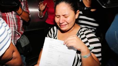 Momento en que Ligia Obando, madre del pequeño, salía de la reunión, en sus manos el dictamen que confirma que es la madre de un sano varón.