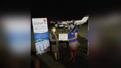 Piedad Huerta entregó anoche el lote de vacunas AstraZeneca a la ministra Flores. El vuelo llegó de República Dominicana.