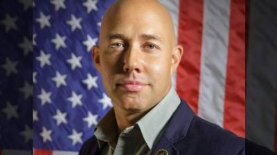 'No puedo apoyar el arma (...) que utilicé para defender a nuestra gente, que se usa para matar a los niños (...)”, Brian Mast (republicano)