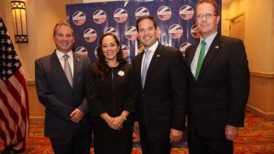 Luis Larach, Mey Hung, Marco Rubio y el embajador James Nealon.