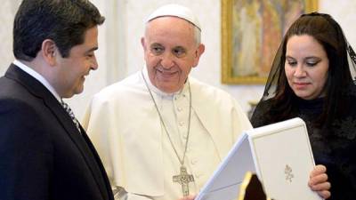 El presidente Juan Orlando Hernández se reunió con el Papa Francisco en abril de 2014.