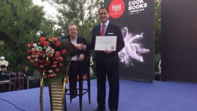 Los directivos del Gourmand Cook Books premiaron a Guillermo Gonzales.