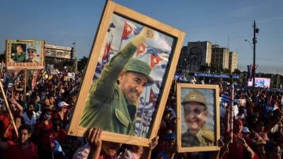 Miles de cubanos salieron con pancartas del rostro de Fidel y Raúl Castro. Fotos: AFP