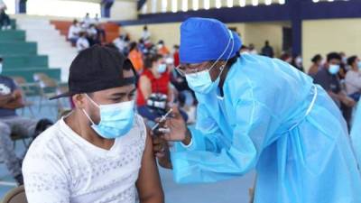 El Gobierno hondureño suscribió en mayo pasado con el BCIE un crédito por 35 millones de dólares para la compra de vacunas contra el coronavirus.