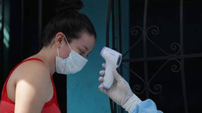 Personal de salud visita este miércoles a habitantes durante una jornada de salud en el municipio de Soyapango (El Salvador).