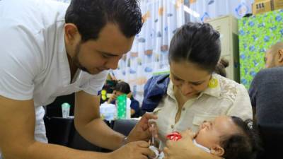 En su primera infancia los niños reciben vacunas al nacer y a los dos, cuatro y seis meses.