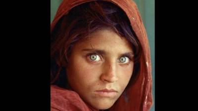 Gula fue inmortalizada por el fotógrafo estadounidense Steve McCurry en un campo de refugiados de la localidad de Peshawar en 1985.