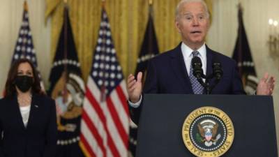 El presidente estadounidense Joe Biden habla mientras la vicepresidenta Kamala Harris escucha durante un evento. Foto AFP