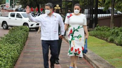 Así lucieron el presidente Juan Orlando Hernández y la primera dama Ana García en la inauguración de las fiestas por el Bicentenario.