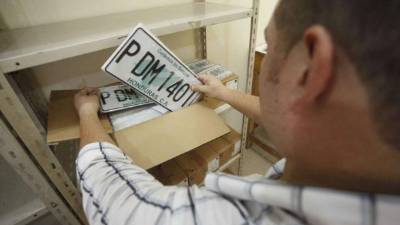 Las autoridades piden a los usuarios solicitar sus placas.