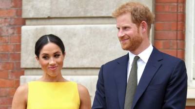 La duquesa de Sussex abandonó los tonos apagados para usar un vestido amarillo brillante para la recepción de Commonwealth en Londres este jueves.