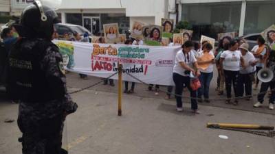 Un grupo de mujeres protestan en Tegucigalpa, capital de Honduras, exigiendo justicia por la muerte de Berta Cáceres.