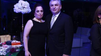 La cumpleañera Marielena Ulloa de Pineda junto a su esposo Reynaldo Pineda.