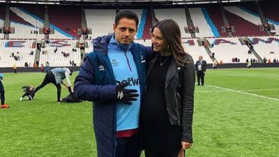 El jugador de fútbol Javier 'Chicharito' Hernández y la modelo Sarah Kohan tuvieron a su pequeño Noah este 16 de junio de 2019 en Londres, Inglaterra.