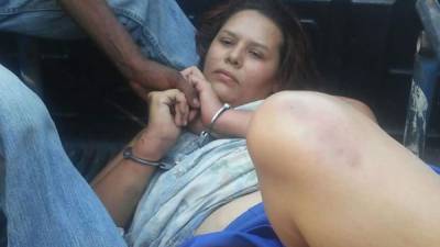 Claudia Liseth Castellón (30) detenida en una patrulla de la Policía Nacional.