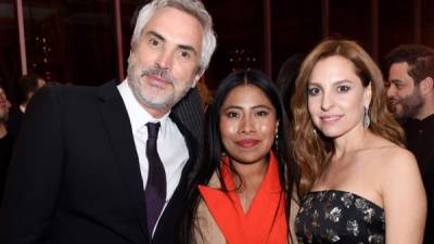 El director Alfonso Cuarón junto a las protagonistas de Roma, Yalitza Aparicio (c) y Mariana De Tavira (d). AFP.