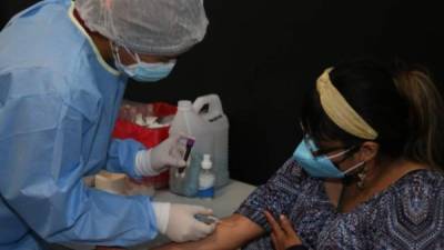 Los hondureños continún a la espera de poder vacunarse contra el covid-19, en tanto, el virus sigue tomando fuerza.