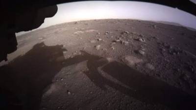 El equipo del rover Perseverance publicó este viernes esta panorámica en color donde se aprecia un paisaje llano, dominado por una superficie arenosa de la que emergen algunas rocas y piedras de menor tamaño. Al fondo se aprecia una elevación en el terreno. (NASA/JPL)