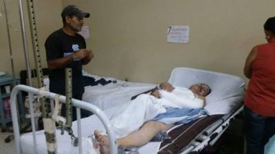 Pastor Mejía con su hermano Ramón Mejía en el Hospital de Santa Bárbara.