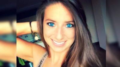 Erin fue despedida de su empleo y arrestada por la policía tras involucrarse con tres estudiantes adolescentes.