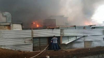 El incendio consumió gran parte del mercado Oriental. Se desconocen las causas.