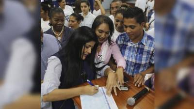 Nacionalistas siguen recolectando firmas.