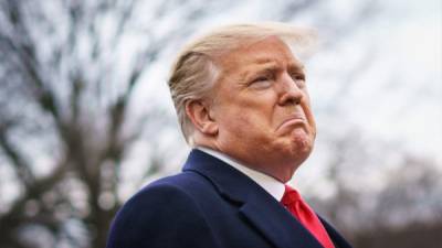 El presidente de los Estados Unidos, Donald Trump, habla con los reporteros antes de abordar Marine One en el jardín sur de la Casa Blanca en Washington. Foto AFP.