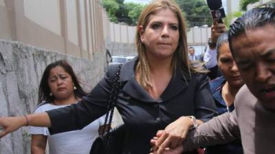 La exdiputada Lena Gutiérrez tras salir de los tribunales.