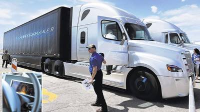 El Inspiration, un modelo de Daimler Freightliner, permite que el conductor ceda comandos a la computadora en viajes largos. Izquierda: una imagen del panel de control del Inspiration.