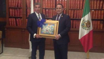 Armando Calidonio visita al alcalde de Puebla, José Antonio Gali Fayad.