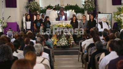 Los familiares del sacerdote durante la misa de cuerpo presente.