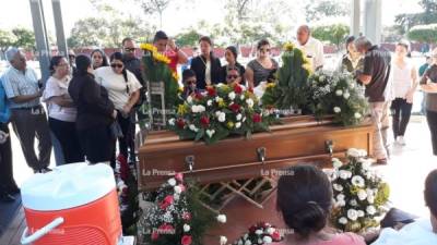 Familiares y amigos de la víctima durante expresaron su dolor a las personas que los acompañaron.