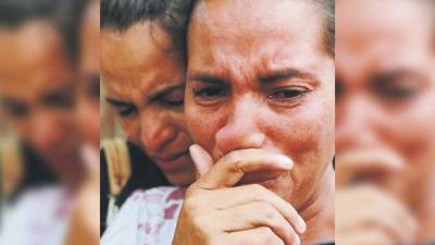 Familiares lloran la muerte de Marcos Barahona.