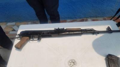 Imagen del arma que les decomisaron luego de una persecución en Brisas del Sauce.