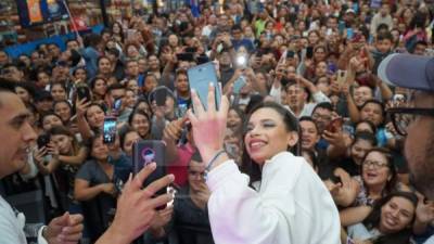 La hondureña Angie Flores mimo a su público cantando durante la firma de autógrafos programada este 29 de febrero en un centro comercial de San Pedro Sula.