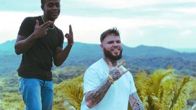 Menor Menor junto a Farruko mientras preparan las grabaciones de sus próximos videos musicales en Roatán. Instagram @officialmenormenor