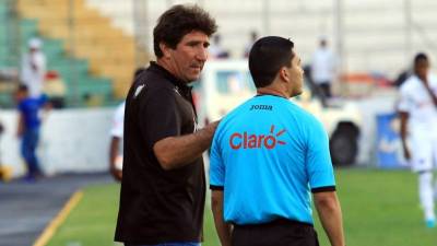 Héctor Vargas insultó al árbitro asistente Walter López durante el partido contra el Marathón. Foto Ronald Aceituno
