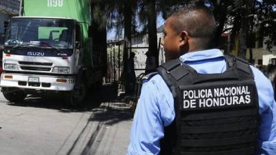 Uno de los asaltantes cayó abatido a disparos frente al camión rapartidor de refrescos. El otro malhechor logró escapar.