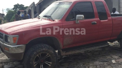 En este vehículo se conducían los agentes preventivos.