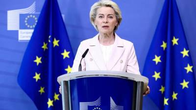 La presidenta de la Comisión Europea, Ursula von der Leyen, hace una declaración en Bruselas luego de la decisión del gigante energético ruso Gazprom de detener los envíos de gas a Polonia y Bulgaria.