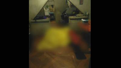 El cadáver de la mujer quedó en la sala de su vivienda en Comayagua.