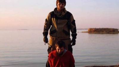 El verdugo lleva ropa militar de Rusia.