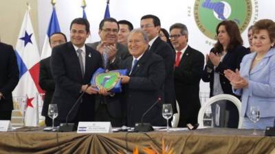 Salvador Sánchez, presidente de El Salvador, hace entrega del mando de la Sica al mandatario hondureño, Juan Orlando Hernández.