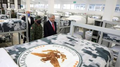 Fotografía cedida este jueves por la presidencia de México, del presidente mexicano Andrés Manuel López Obrador (d), durante la inauguración del cuartel de la Guardia Nacional, en el municipio de Zapopan en el estado de Jalisco (México).